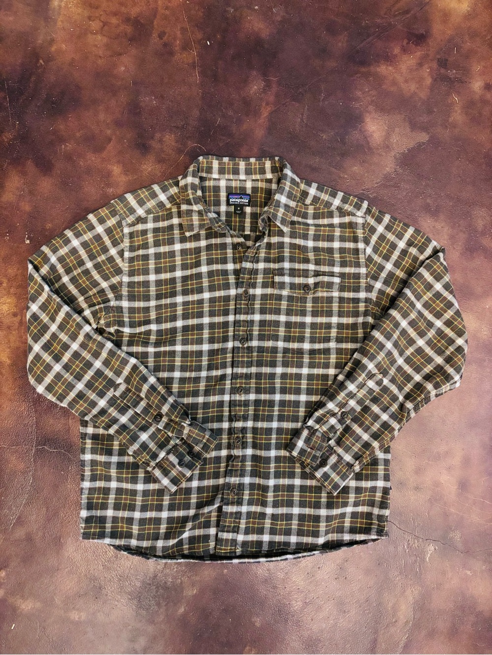 Patagonia Men’s Olive Plaid Button-Up Shirt Size Medium